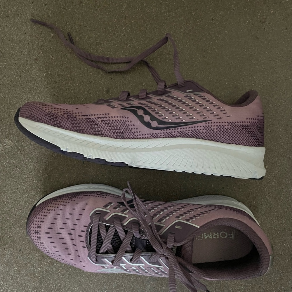 Saucony women running shoes size 4